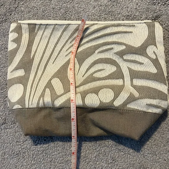 Elegant Beige and Cream Travel Bag - Picture 5 of 5